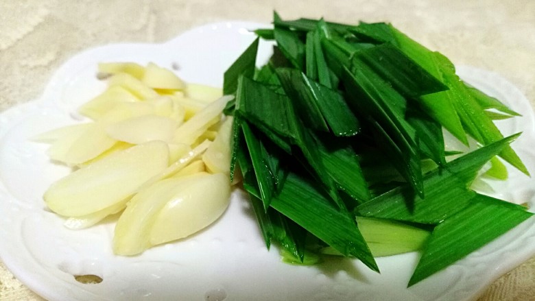 湘味~白辣椒炒腊肉,蒜瓣切片,<a style='color:red;display:inline-block;' href='/shicai/ 3349'>蒜苗</a>切段。