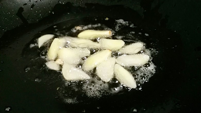 湘味~白辣椒炒腊肉,锅中放油,下蒜瓣爆香。