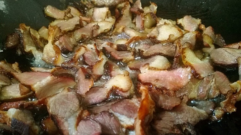 湘味~白辣椒炒腊肉,倒入腊肉煸炒出油后盛出。