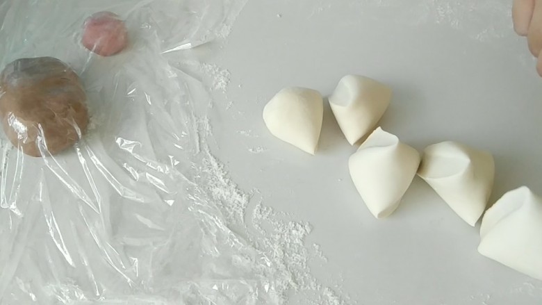 礼帽小企鹅面食,留少许白面团,剩下的取出,充分揉捏排气,分成小剂子。