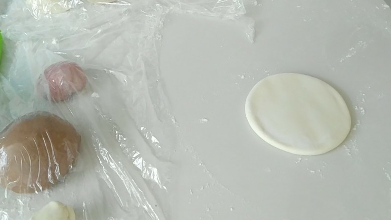 礼帽小企鹅面食,每个小剂子,都擀圆。