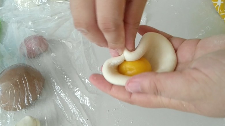 礼帽小企鹅面食,包入奶黄陷,自己喜欢吃啥,就包啥啊。