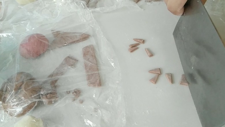 礼帽小企鹅面食,在切出小等腰三角形,做翅膀。