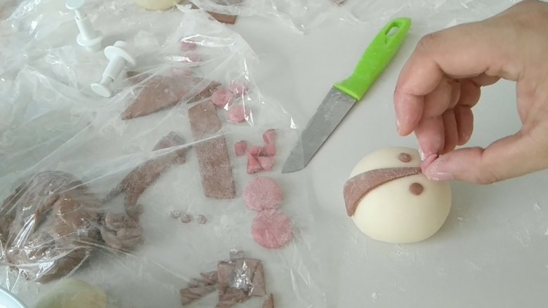 礼帽小企鹅面食,眼睛,嘴巴。