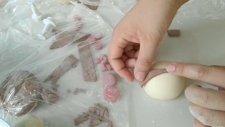 礼帽小企鹅面食,所有东西如图,开始粘上。