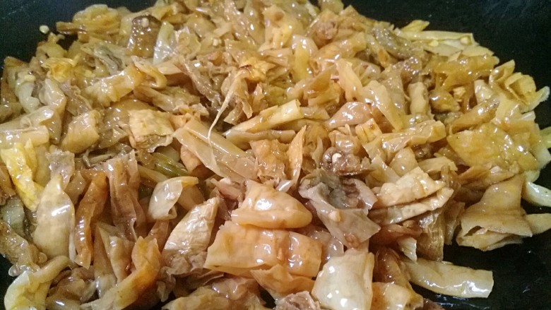 湘味~白辣椒炒腊肉,锅中留油,倒入白辣椒翻炒一会。