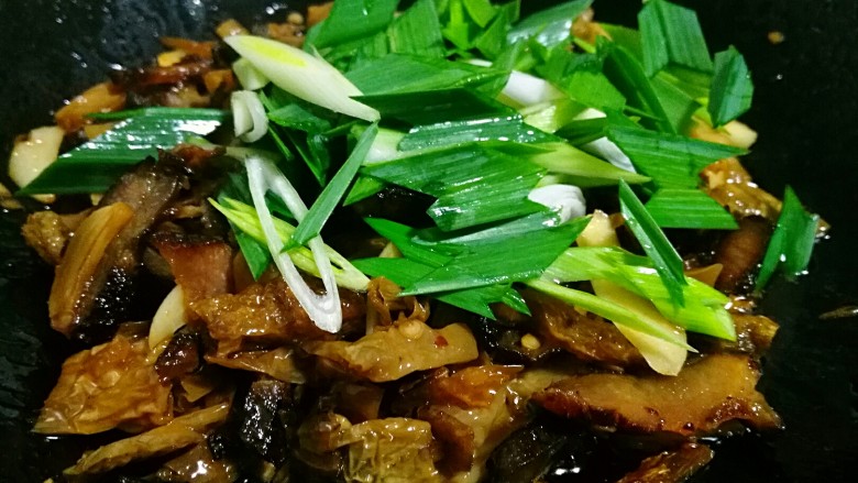 湘味~白辣椒炒腊肉,出锅前撒上蒜苗翻炒均匀即可。