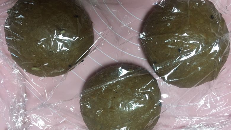 超软中种红糖杂粮吐司,醒面大概半小时,分成均匀的三大块面团,滚圆,再次静止松弛。