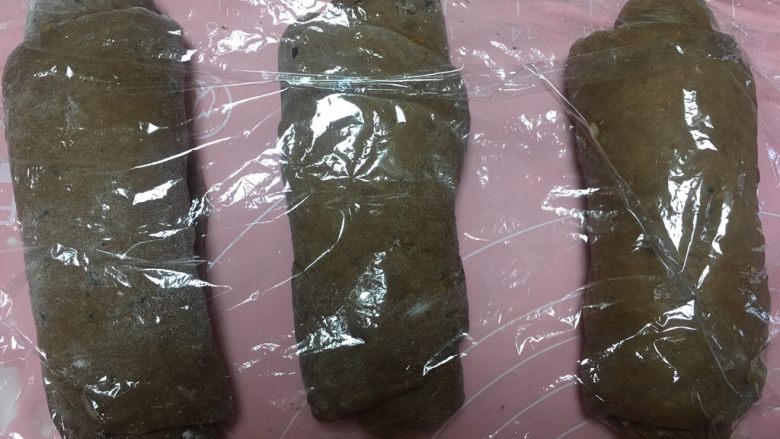超软中种红糖杂粮吐司,卷起来,静止松弛。