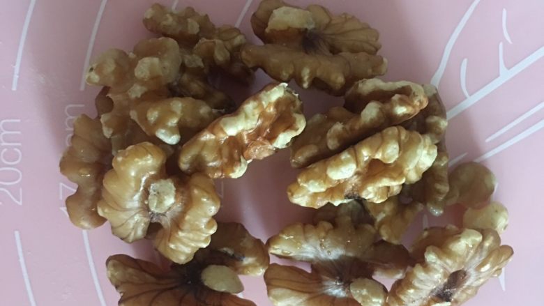 超软中种红糖杂粮吐司,发酵中种的时候我们先把坚果类食物洗干净,小火炒香。