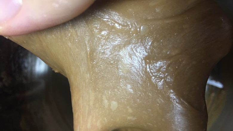 超软中种红糖杂粮吐司,就如黄油揉至面团不易拉破。