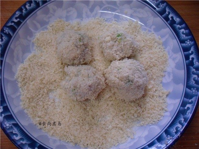 香酥炸芋丸,搓成丸子,均匀粘上<a style='color:red;display:inline-block;' href='/shicai/ 588'>面包糠</a>