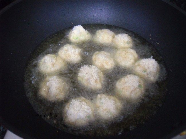 香酥炸芋丸,烧热油锅,油温升高时从锅边放入丸子