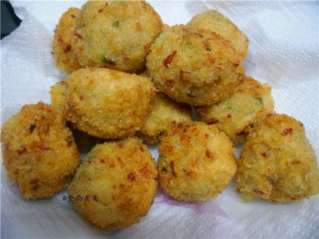 香酥炸芋丸,捞起,用吸油纸吸干多余的油分,即可食用