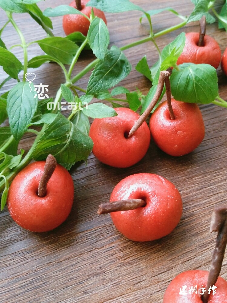 青苹果馒头,做成mini版,加红曲粉做成了就是山楂果了