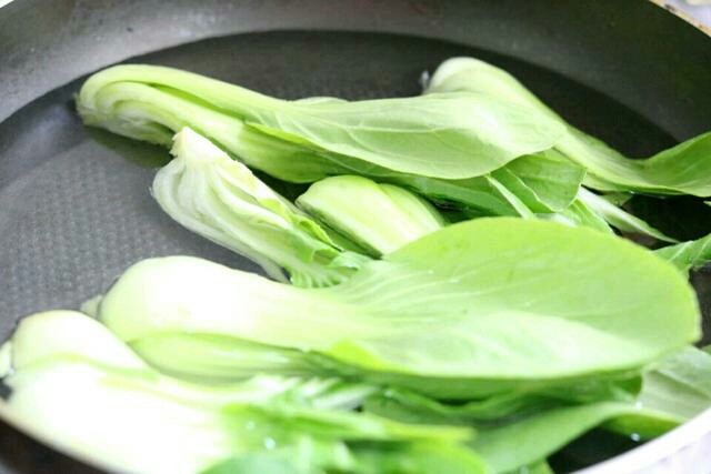 甜虾日本豆腐,油菜焯水捞出备用~