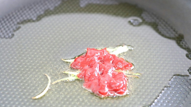 甜虾日本豆腐,再放入<a style='color:red;display:inline-block;' href='/shicai/ 699'>番茄酱</a>小火炒香~