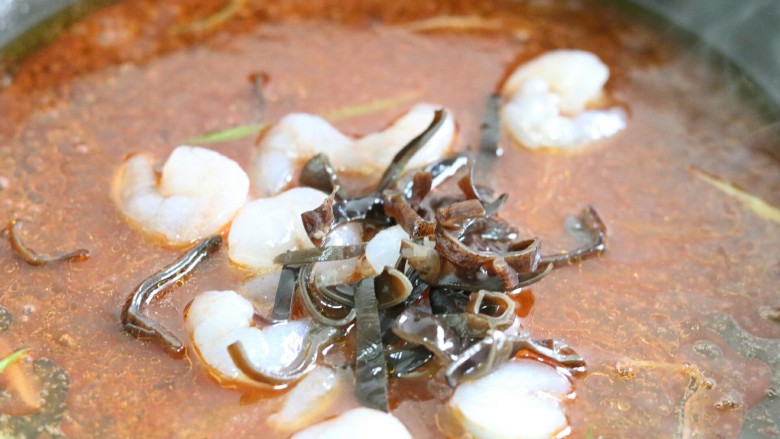甜虾日本豆腐,调好味儿后,依次放入<a style='color:red;display:inline-block;' href='/shicai/ 287'>虾仁</a>和木耳丝煮沸~