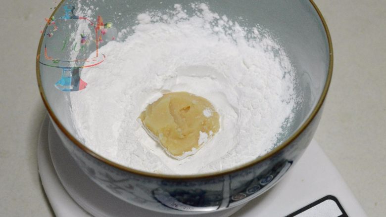 我们不是冰皮月饼,是很正经的日式和菓子,和菓子皮】取15g炒好的芸豆泥,加入糯米粉,缓缓倒入水35g调和搅拌均匀