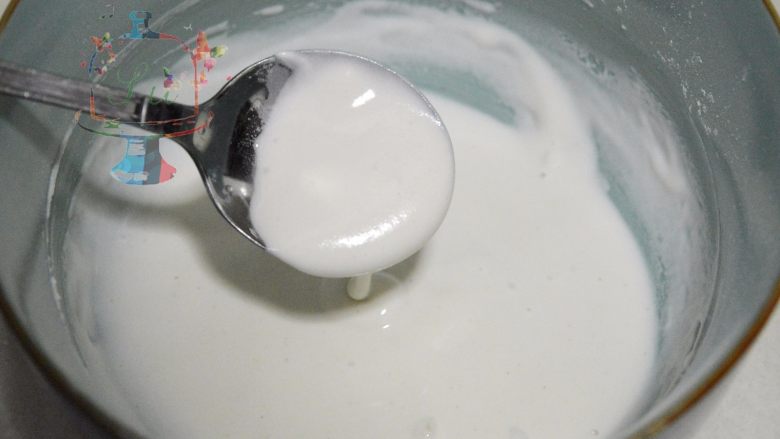 我们不是冰皮月饼,是很正经的日式和菓子,要搅拌到完全没有颗粒顺滑的状态。然后上锅蒸15分钟