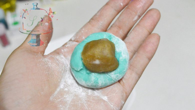 我们不是冰皮月饼,是很正经的日式和菓子,手上要多撒一些手粉,防止粘手。
