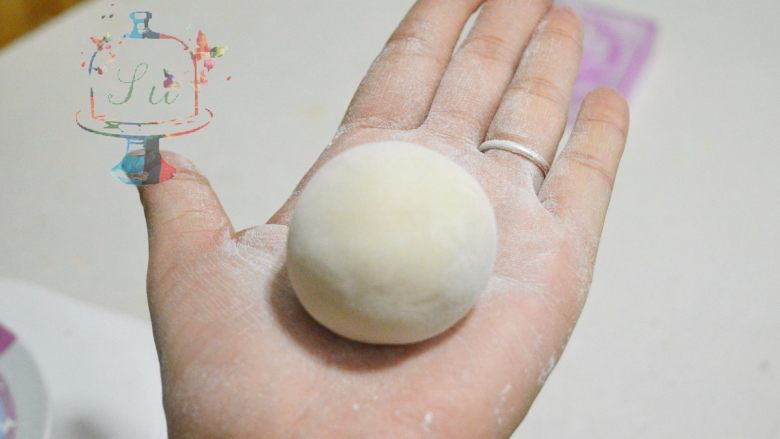 我们不是冰皮月饼,是很正经的日式和菓子,滚好手粉后两手交替,去掉多余的手粉。手粉附着太多,最后成品表面容易干燥有裂纹,就不好看了。