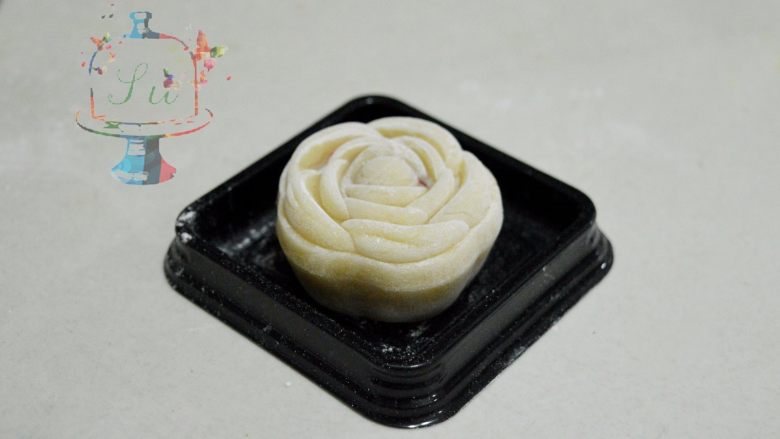 我们不是冰皮月饼,是很正经的日式和菓子,脱模的时候不要拿的太高,离桌面5cm左右。轻磕模具,就可以轻松脱模了。脱模后可以用小号抹刀转移到容器中。表面可能还会有些浮粉,要怎么处理呢,