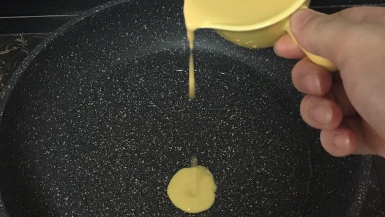 宝宝辅食之小米软饼,热锅刷油,开小火,用勺子舀一勺面糊从上往下倒入锅里,自动形成圆形。煎至金黄色后翻面继续煎至金黄色就可以了。