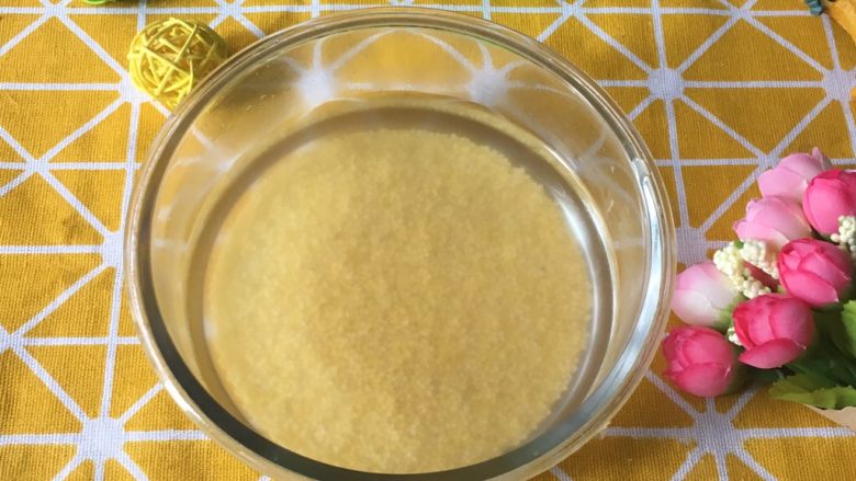 宝宝辅食之小米软饼,小米加适量清水,浸泡约1个小时。