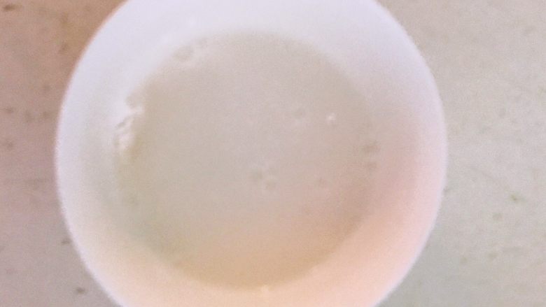 颜值爆表的 松仁玉米番茄盅,干淀粉加入适量冷水调成淀粉液