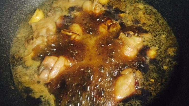 食肉者的幸福——板栗烧小鸡腿(鸡翅根),开大火煮沸,然后转中火加盖炖煮十分钟左右