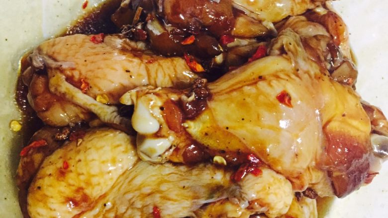 食肉者的幸福——板栗烧小鸡腿(鸡翅根),调拌均匀,腌制一小时以上