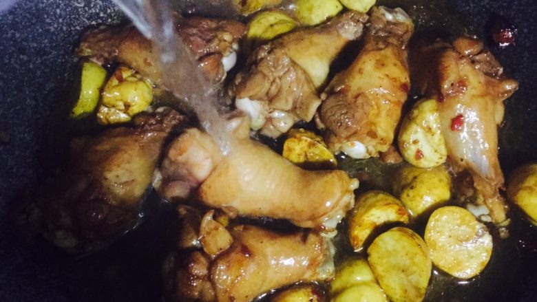 食肉者的幸福——板栗烧小鸡腿(鸡翅根),向锅中注入适量清水