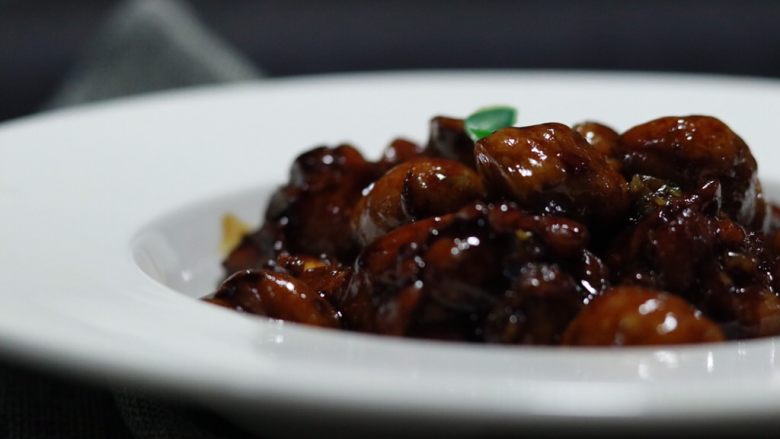 食肉者的幸福——板栗烧小鸡腿(鸡翅根),装盘,色泽诱人,味道更是加分。