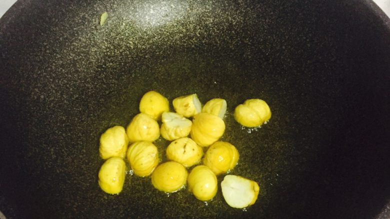 食肉者的幸福——板栗烧小鸡腿(鸡翅根),炒锅中加入少许油,油热下板栗米翻炒
