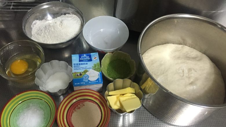 抹茶淡奶油吐司 中种法,彻夜发酵后的面团,拿出来室温回温。准备好所有主面团的材料