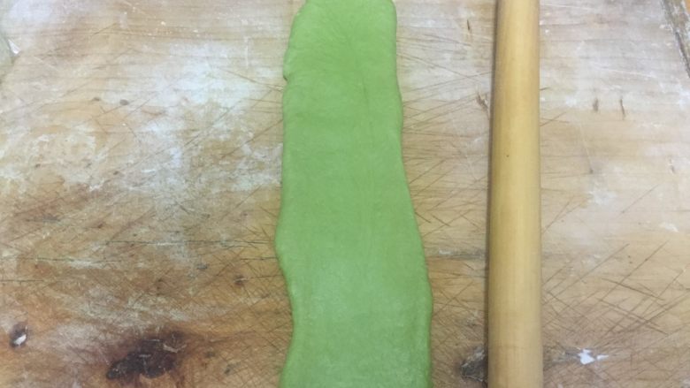 抹茶淡奶油吐司 中种法,竖着擀开,卷起即可