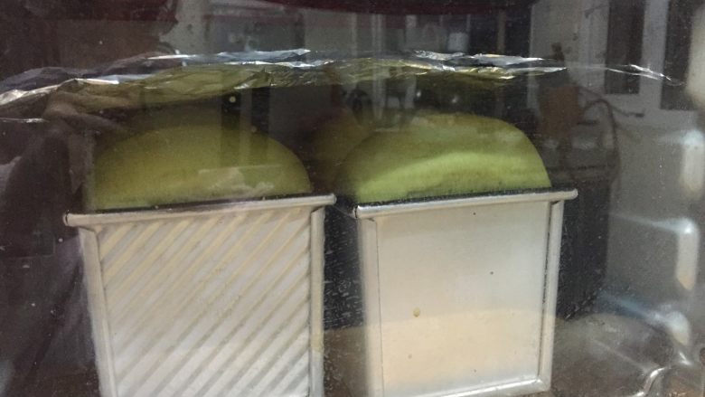 抹茶淡奶油吐司 中种法,预热烤箱180度 烤制35分钟
5分钟左右加盖锡纸,避免上色过重
