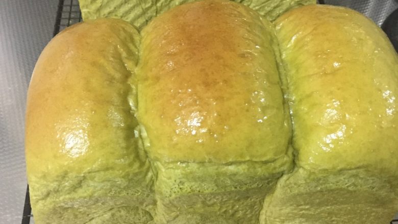 抹茶淡奶油吐司 中种法,成品颜色还比较好看,我用的是日本的若竹抹茶粉
国产的抹茶粉颜色不绿,不好看