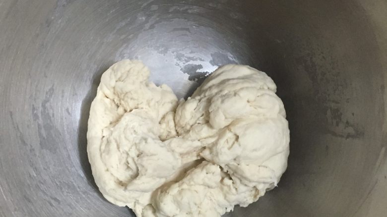 炼奶蔓越莓吐司 中种法,将中种的材料搅拌成团即可
揉好的面团敷保鲜膜,放入冰箱中,冷藏发酵一夜