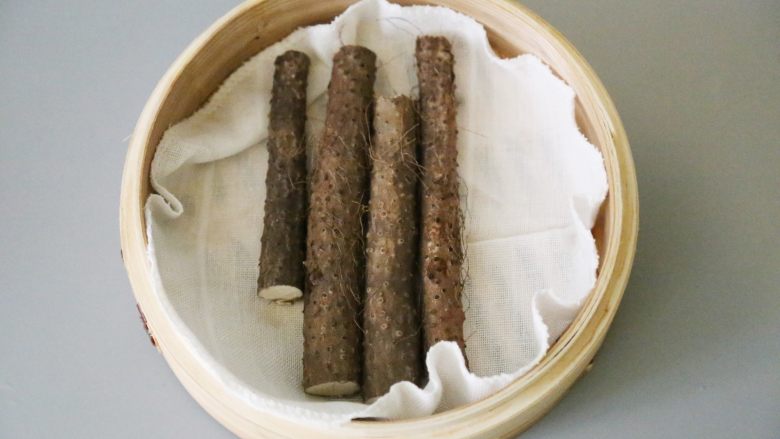 美龄粥,<a style='color:red;display:inline-block;' href='/shicai/ 28'>山药</a>洗净表皮，放入蒸笼蒸熟。