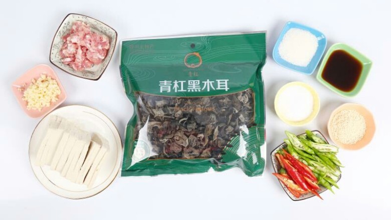 木耳炒豆腐,准备好食材，<a style='color:red;display:inline-block;' href='/shicai/ 233'>木耳</a>提前泡发，<a style='color:red;display:inline-block;' href='/shicai/ 465'>豆腐</a>切块，肉切末，<a style='color:red;display:inline-block;' href='/shicai/ 8778'>尖椒</a>切丝