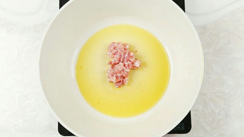木耳炒豆腐,锅内留油,倒入<a style='color:red;display:inline-block;' href='/shicai/ 442'>肉末</a>