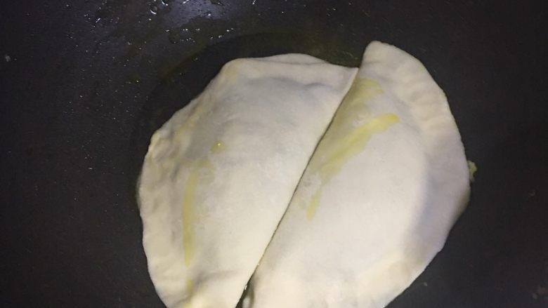 韭菜盒子,锅中少油 温火