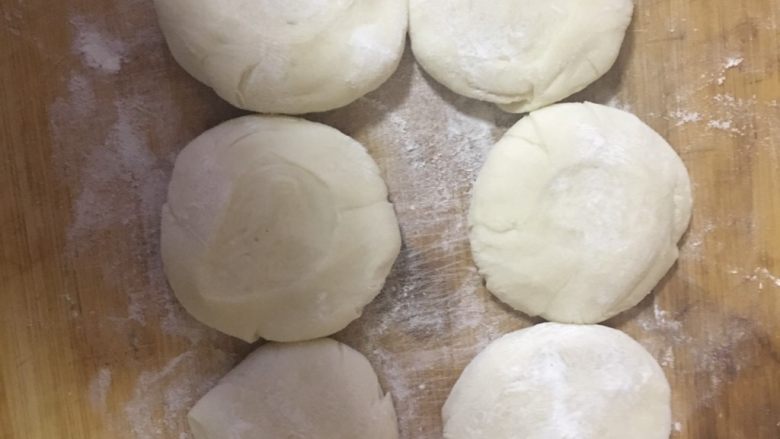 韭菜盒子,用手按成面饼