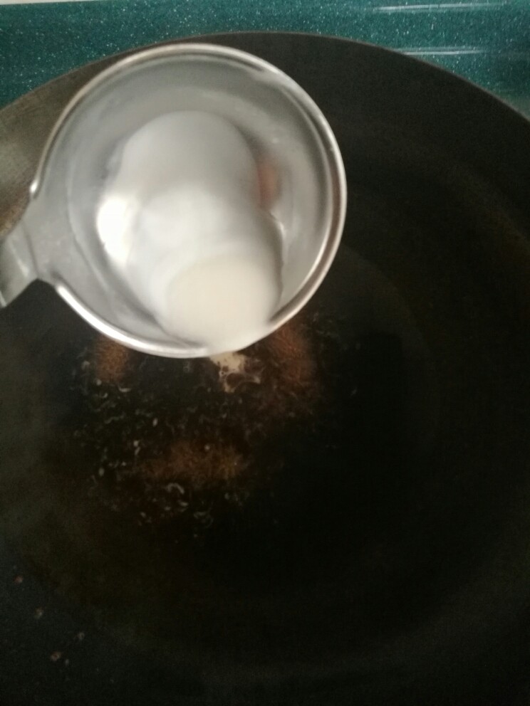 家常鲍鱼捞饭,用水淀粉勾芡。最后加入一点熟油,加油的目的是为了让芡汁更油量好看。