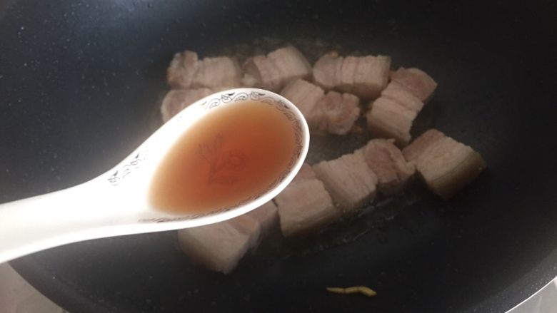 红烧肉㸆葱,加入2勺<a style='color:red;display:inline-block;' href='/shicai/ 894'>黄酒</a>。