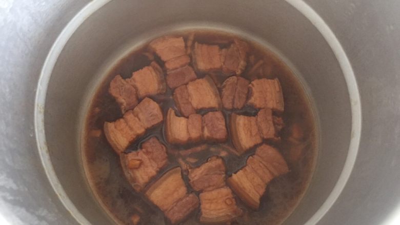红烧肉㸆葱,煮熟的图片,还有这么多汁水。