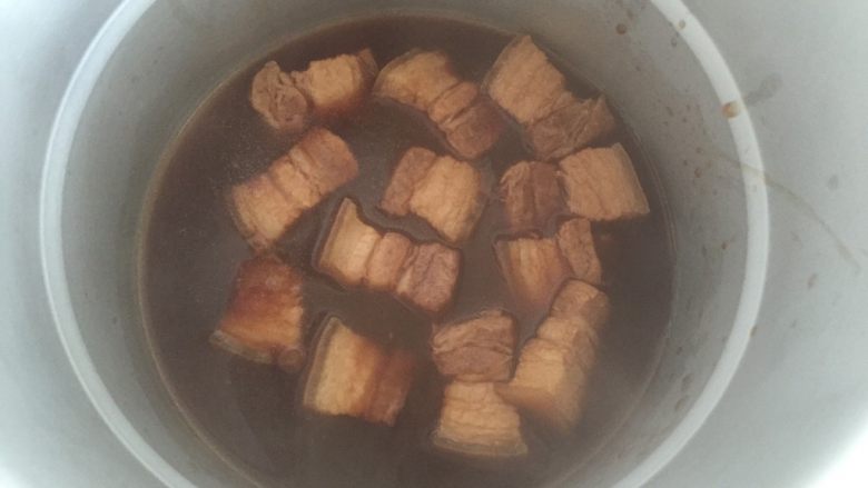 红烧肉㸆葱,转移战场,放入高压锅里,加盖高压锅压10分钟即可。