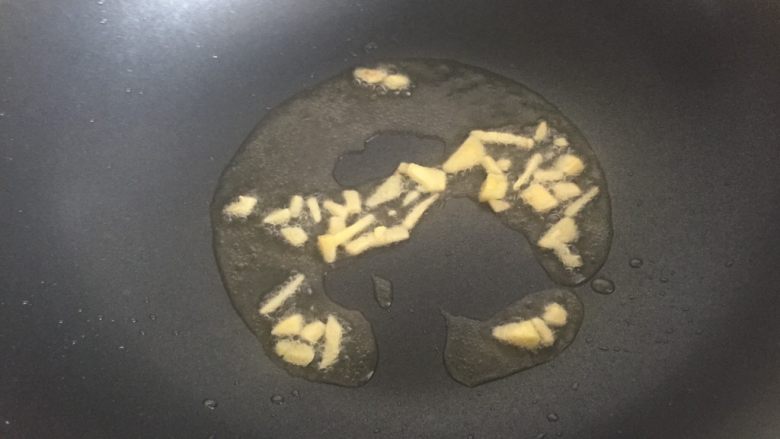 红烧肉㸆葱,锅烧热,倒入适量油,加入姜丝。